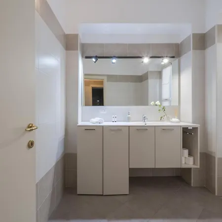 Apartment Bright & Chic 1bdr With Shared Rooftop Terrace In San Babila Milan