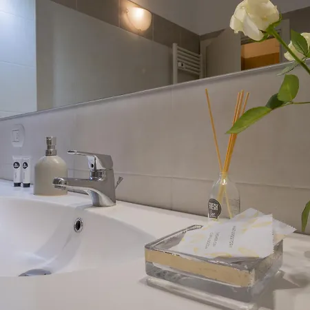 Bright & Chic 1bdr With Shared Rooftop Terrace In San Babila Milan