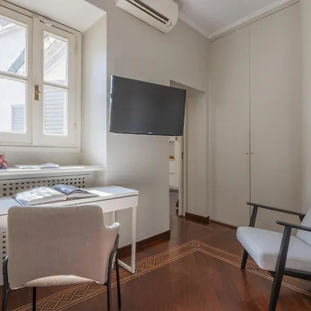 Bright & Chic 1bdr With Shared Rooftop Terrace In San Babila Apartment Milan