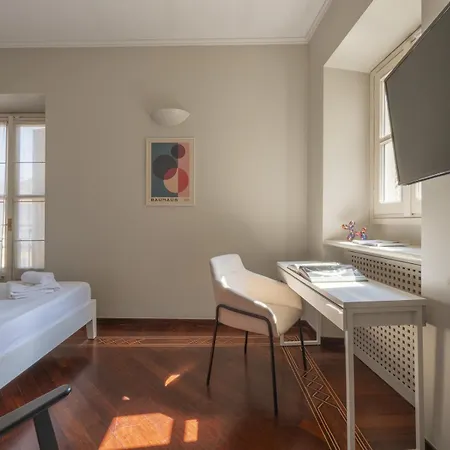 Bright & Chic 1bdr With Shared Rooftop Terrace In San Babila Milan