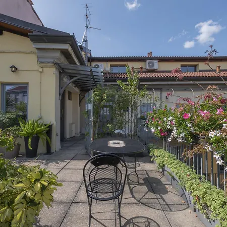 Bright & Chic 1bdr With Shared Rooftop Terrace In San Babila Apartment Milan