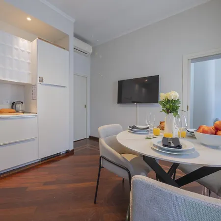 Apartment Bright & Chic 1bdr With Shared Rooftop Terrace In San Babila Milan