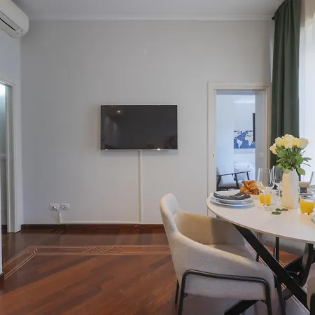 Bright & Chic 1bdr With Shared Rooftop Terrace In San Babila Milan