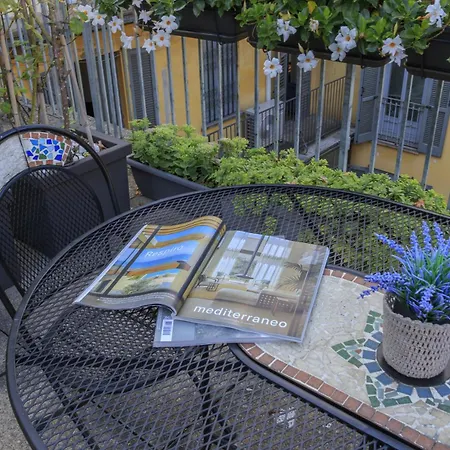 Bright & Chic 1bdr With Shared Rooftop Terrace In San Babila Apartment Milan