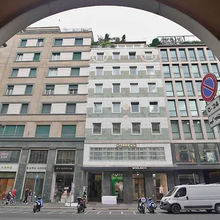 Bright & Chic 1bdr With Shared Rooftop Terrace In San Babila Milan