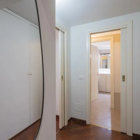 Apartment Bright & Chic 1bdr With Shared Rooftop Terrace In San Babila *