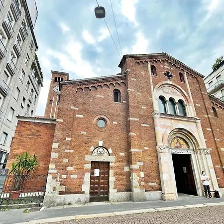 Bright & Chic 1bdr With Shared Rooftop Terrace In San Babila Milan