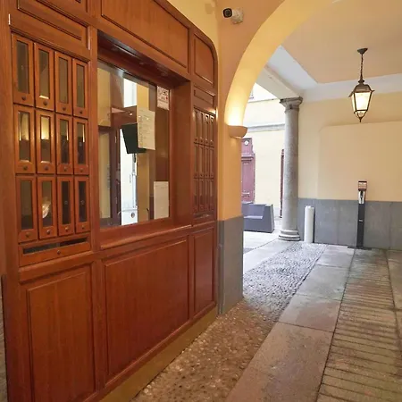 Bright & Chic 1bdr With Shared Rooftop Terrace In San Babila Apartment Milan