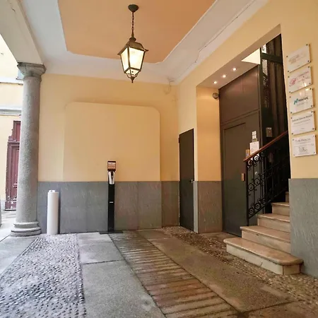 Bright & Chic 1bdr With Shared Rooftop Terrace In San Babila Milan
