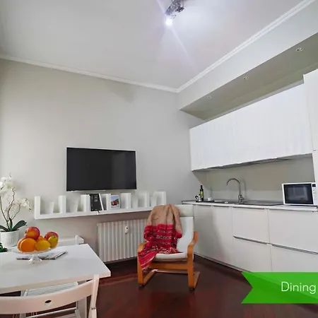Chic 1bdr With Shared Terrace Steps From Duomo By Rentopolis Milaan