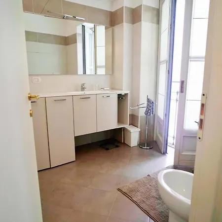 Chic 1bdr With Shared Terrace Steps From Duomo By Rentopolis Appartement Milaan